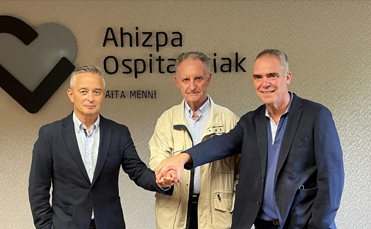 Mikel Tellaeche, Juan María Zorriqueta y José Ezquerra, tras la firma del convenio. 
