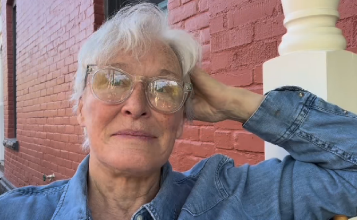 Glenn Close, en el patio trasero de su casa de Montana.