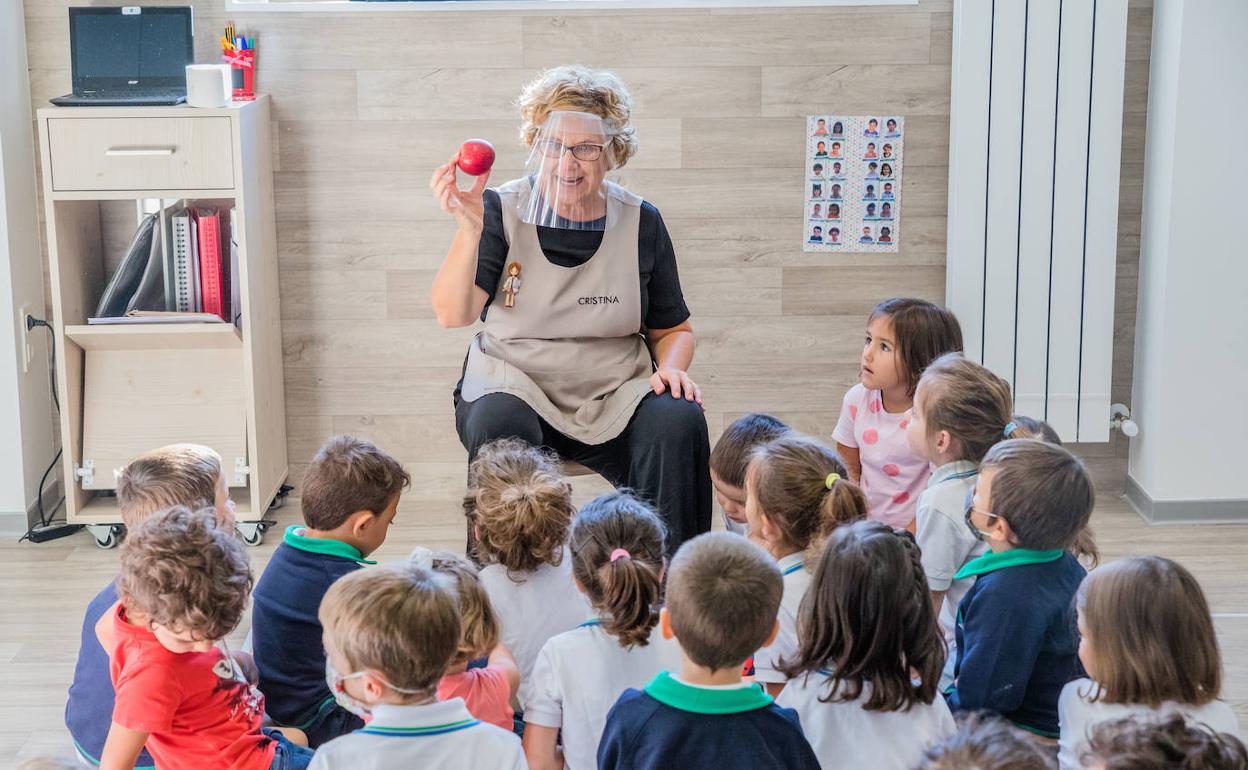 Una profesora con sus alumnos.