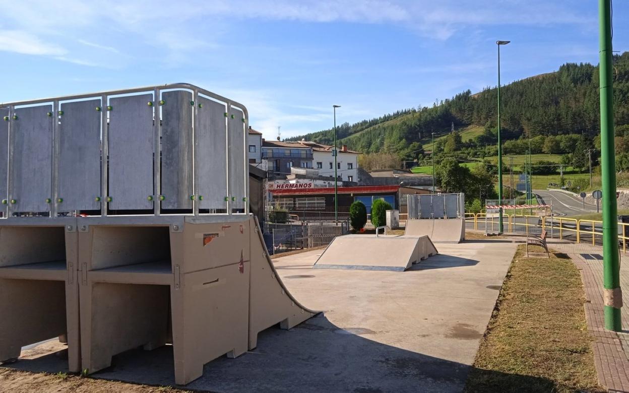 La configuración del skate park incluye nuevos obstáculos para las acrobacias. 