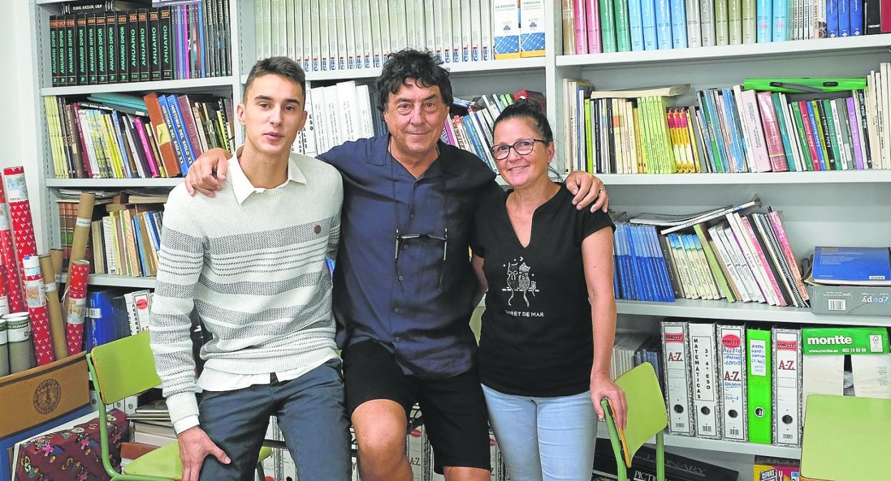 Gaizka Peñagarikano, Emmanuel Igartua e Inés Vázquez, en el Centro de Eduación Permanente para Adultos de Zumarraga. 