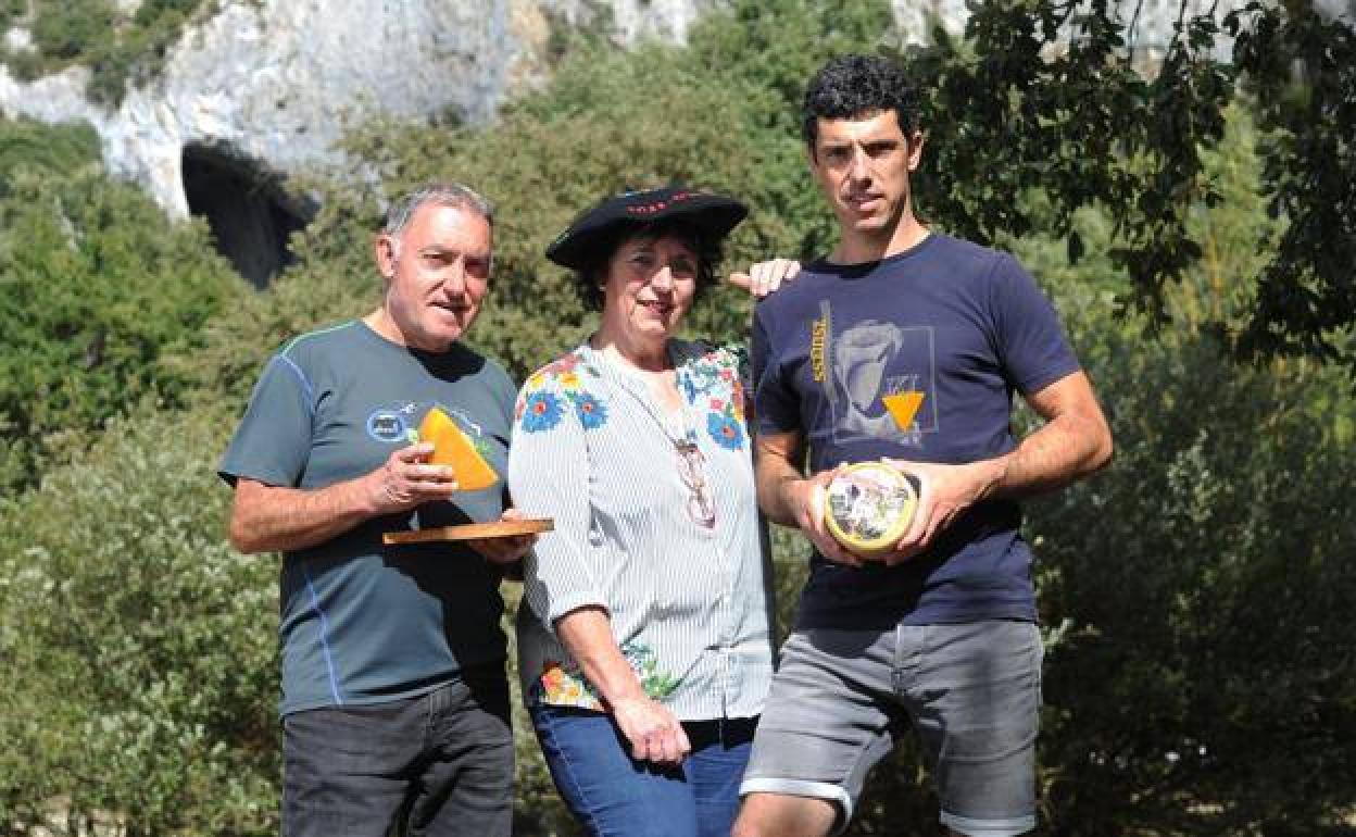 Eli Gorrotxategi, José Mari Jauregui y su hijo Arkaitz, en la quesería La Leze. 