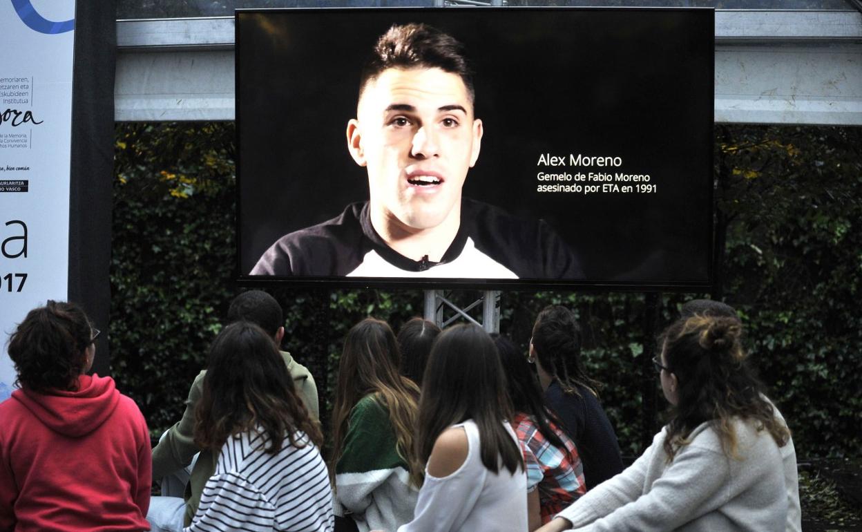 Relato en vídeo de una víctima de ETA, Alex Moreno, que es el hermano del bebé Fabio. 