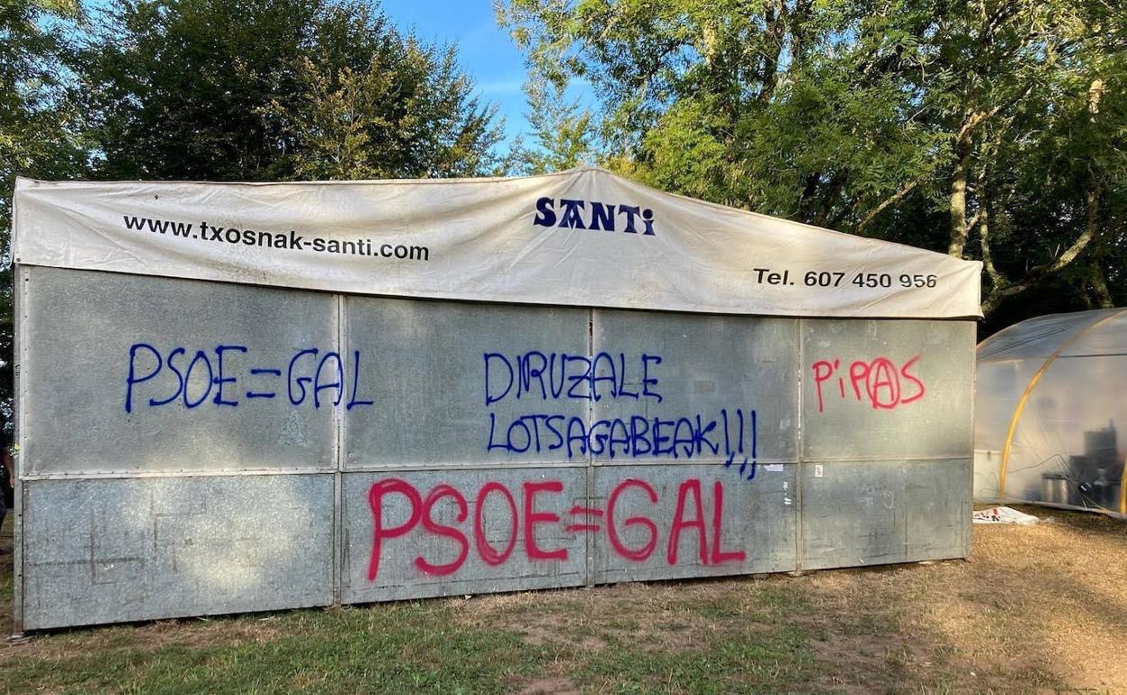 La txosna del PSE ha amanecido con pintadas.