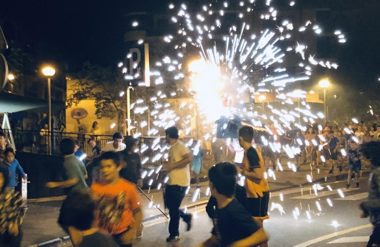 'Suzko zezena' es una tradición festiva que Atzeko Kale preserva, al igual que la sokamuturra infantil. 