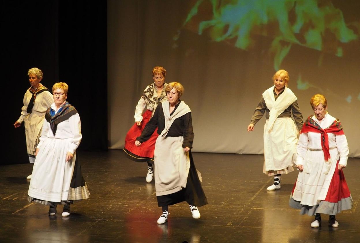 Grupo de euskal dantzak actuando en fiestas de Santa Isabel de 2019. 