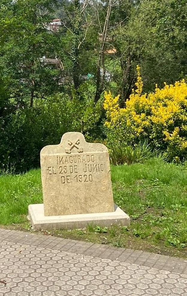 Altzibar auzoan dagoen zubiko harria. 