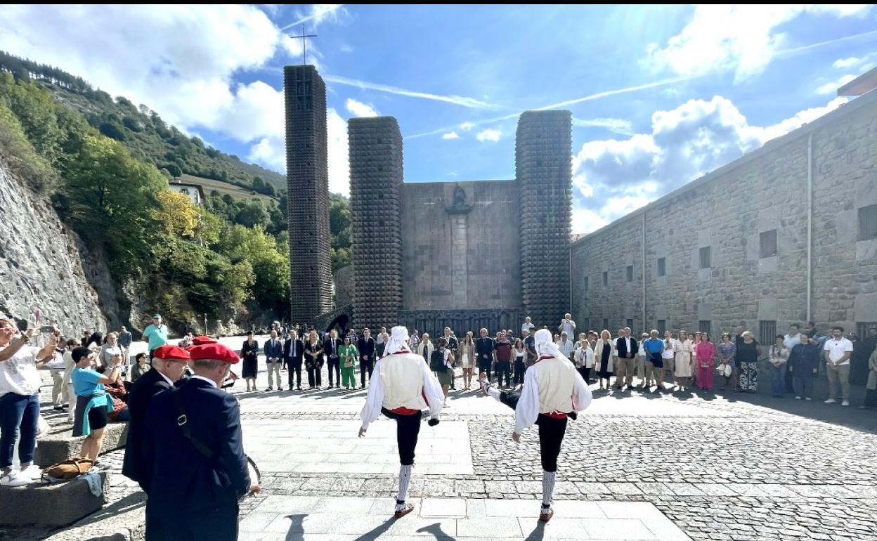 La festividad de la virgen de Arantzazu ha recuperado los actos protocolarios con presencia institucional con el tradicional aurresku de honor delante del friso de Oteiza de la Basílica. 