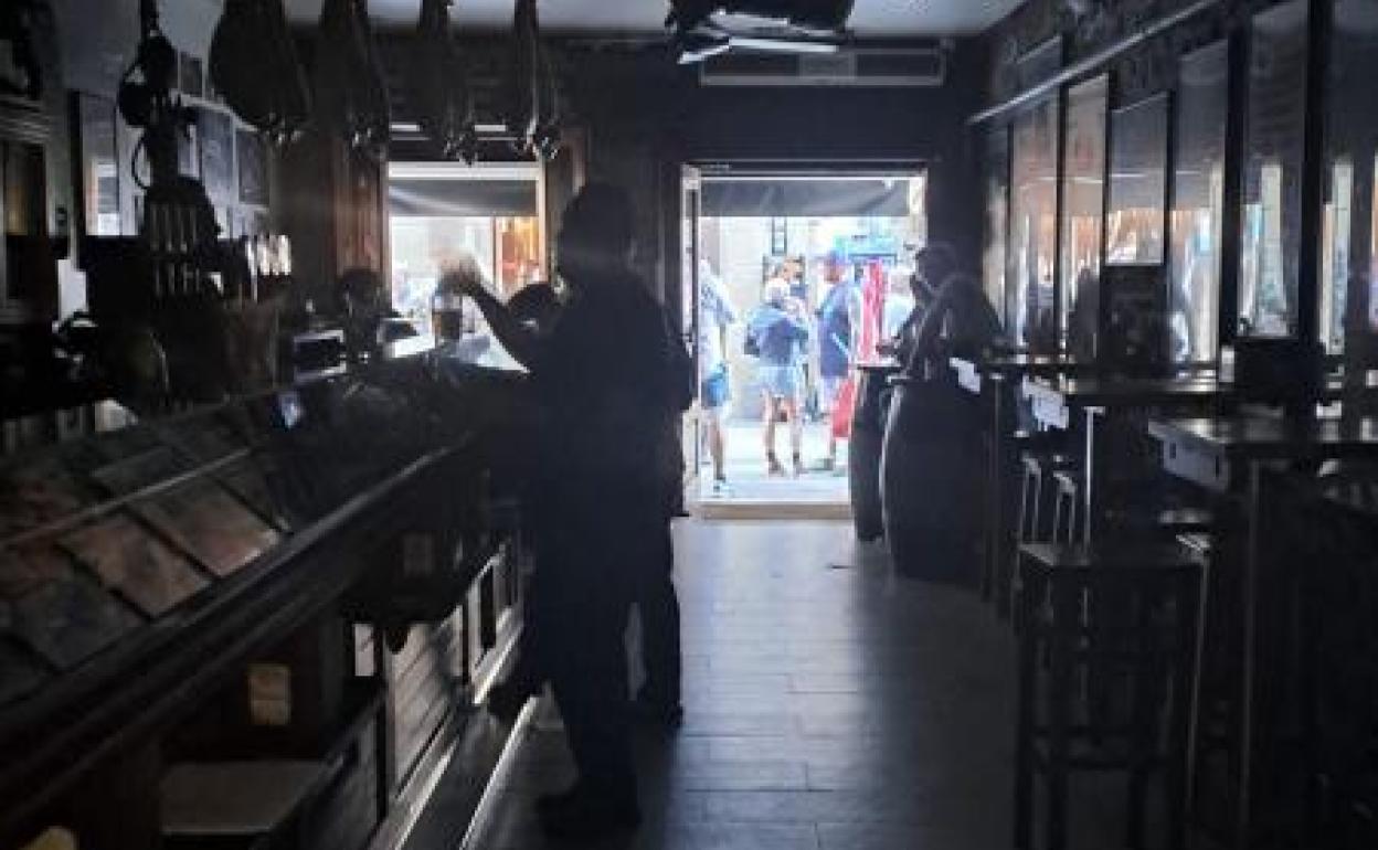 Uno de los bares de la calle Mayor de Donostia que este jueves se quedó sin luz.