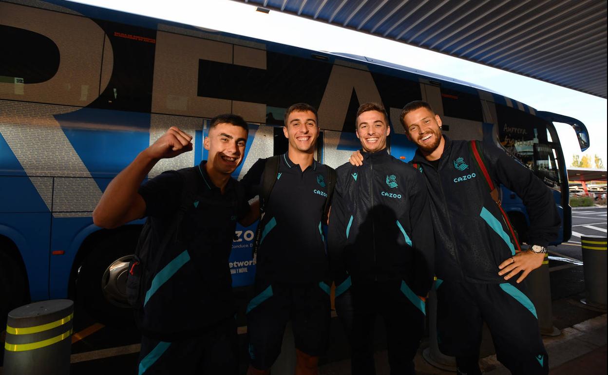 Barrentexea, Karrikaburu, Pacheco y Remiro, felices tras la llegada de la Real Sociedad al aeropuerto de Vitoria tras la victoria en Mánchester.