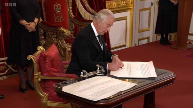 Carlos III firma el documento de la proclamación.