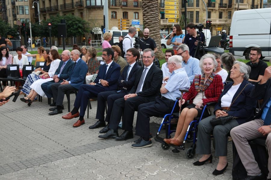 Fotos: La escultura del lehendakari Leizaola ya está en la plaza Euskadi