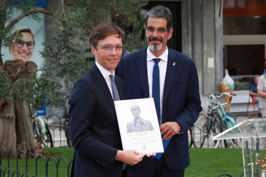 Fotos: La escultura del lehendakari Leizaola ya está en la plaza Euskadi
