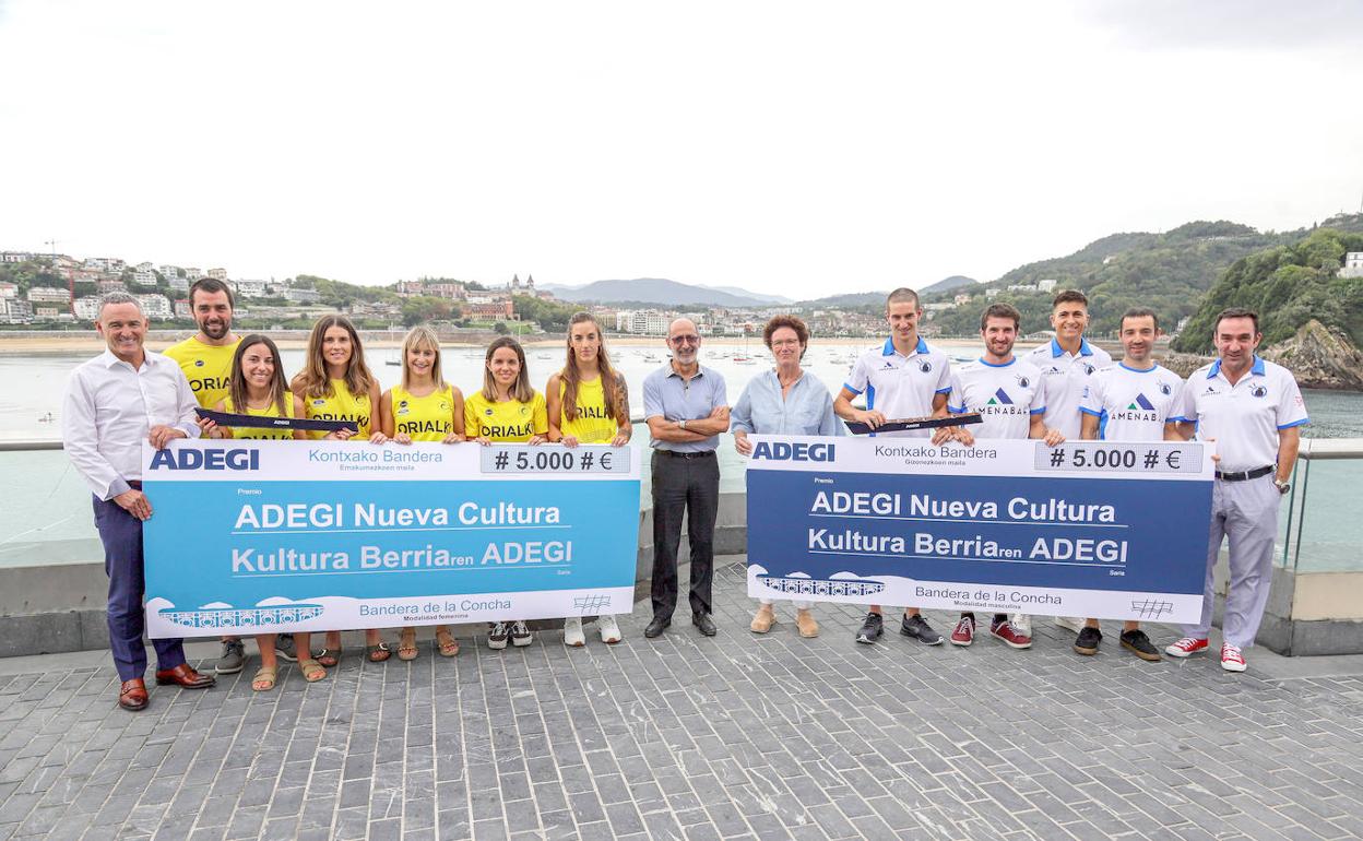 Representantes de Adegi, de Orio y de Donostiarra posan con los cheques recibidos como premio por ser las mejores traineras guipuzcoanas en la Bandera de La Concha. 