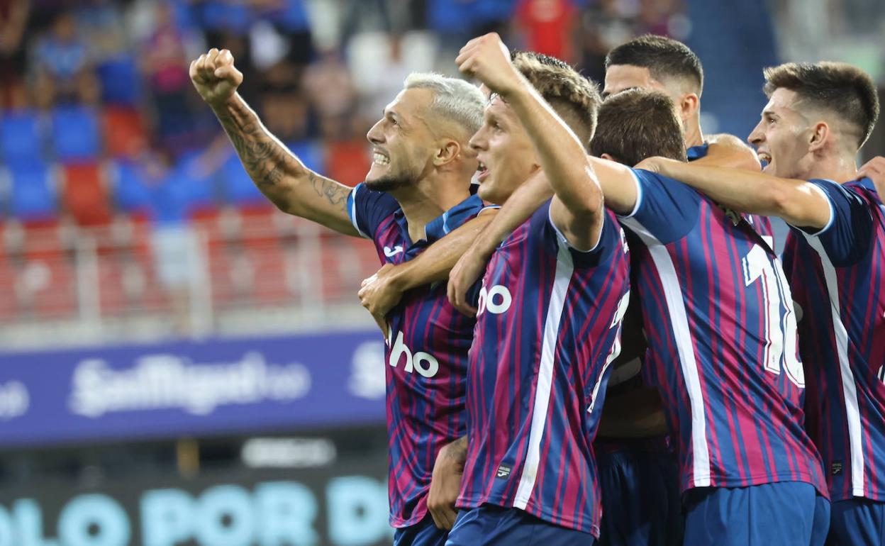 Celebración del 3-0 de Stoichkov.