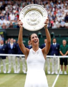 Imagen secundaria 2 - Arriba, Carlos Moyá y Arantxa Sánchez Vicario. Abajo, a la izquierda, Rafa Nadal posa con el trofeo que conquistó en 2018 en Roland Garros. Abajo, a la derecha, Garbiñe Muguruza, tras ganar Wimbledon en 2017. 