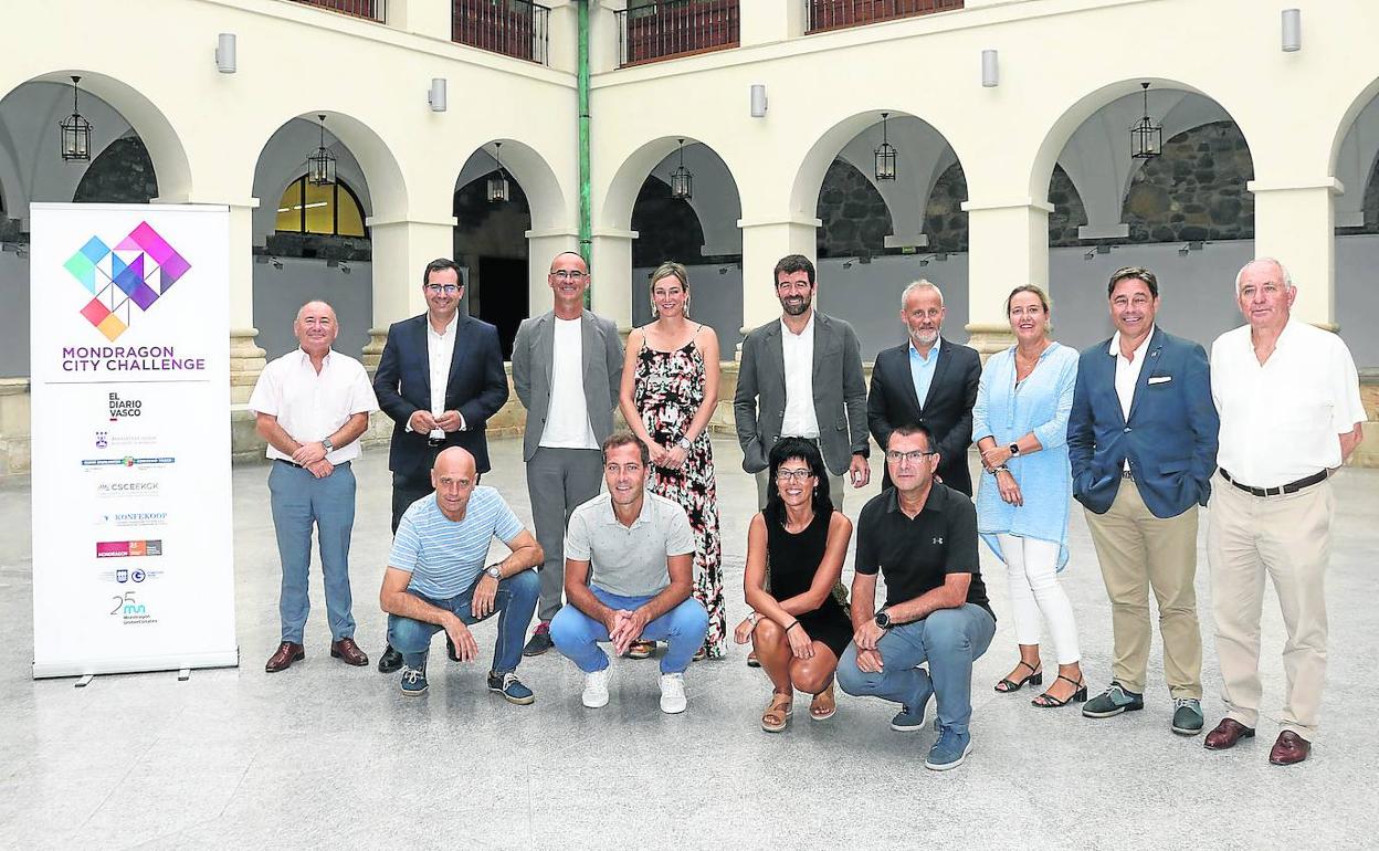 Miembros de la organización y colaboradores de Mondragón City Challenge posan en el claustro de Kulturate. 