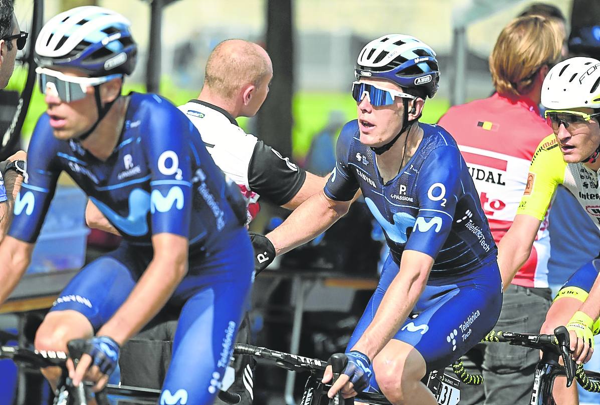 Alex Aranburu recoge el avituallamiento en la prueba de Montreal, el domingo. 