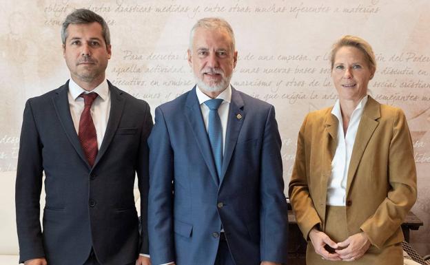 El director general de Statkraft para España y Portugal, José Miguel Ferrer, el Lehendakari Iñigo Urkullu y la vicepresidenta ejecutiva de Statkraft para Europa, Barbara Flesche, en la reunión de este martes.