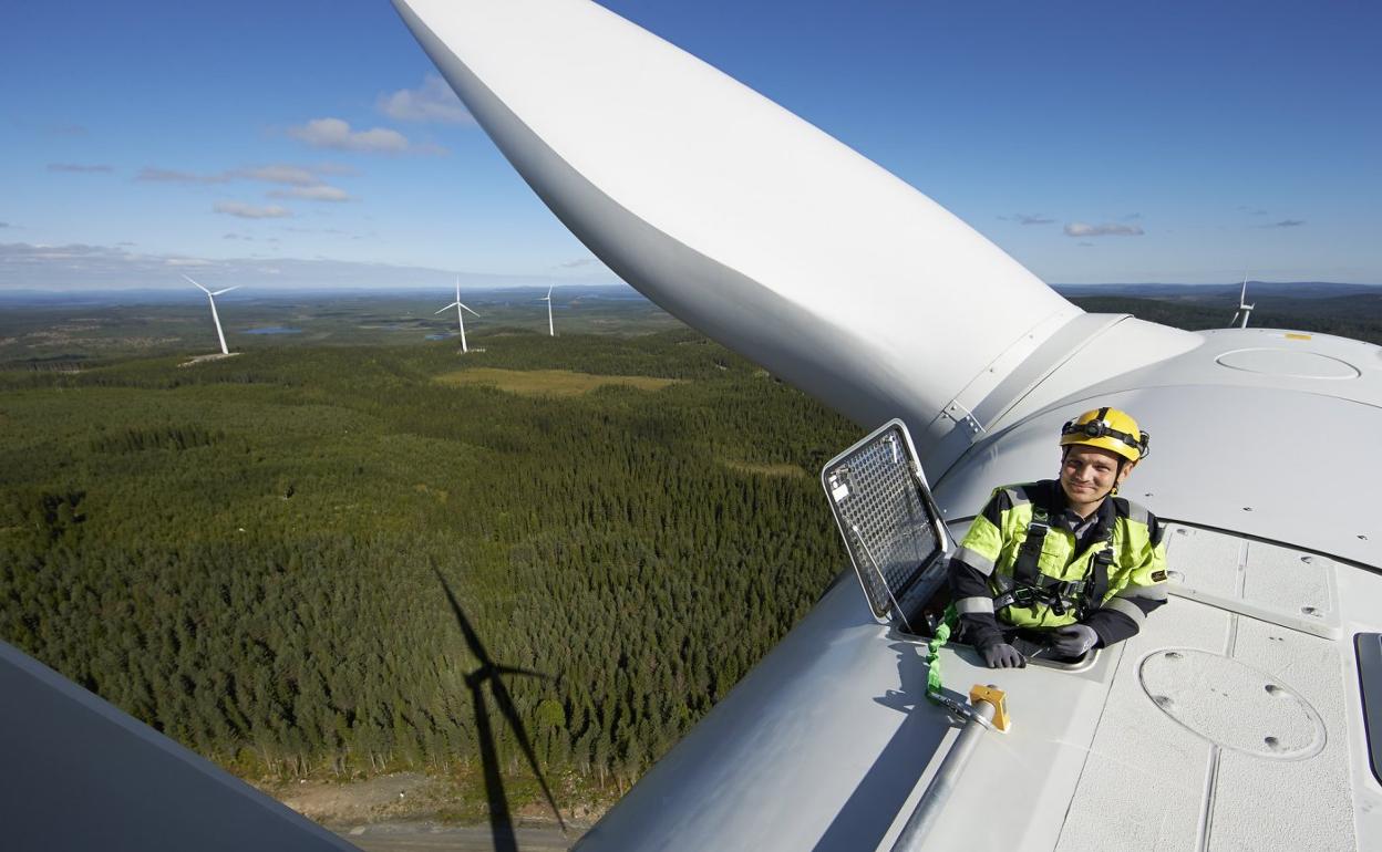 Un técnico de la multinacional noruega Statkraft inspecciona un molino de viento de la compañía. 