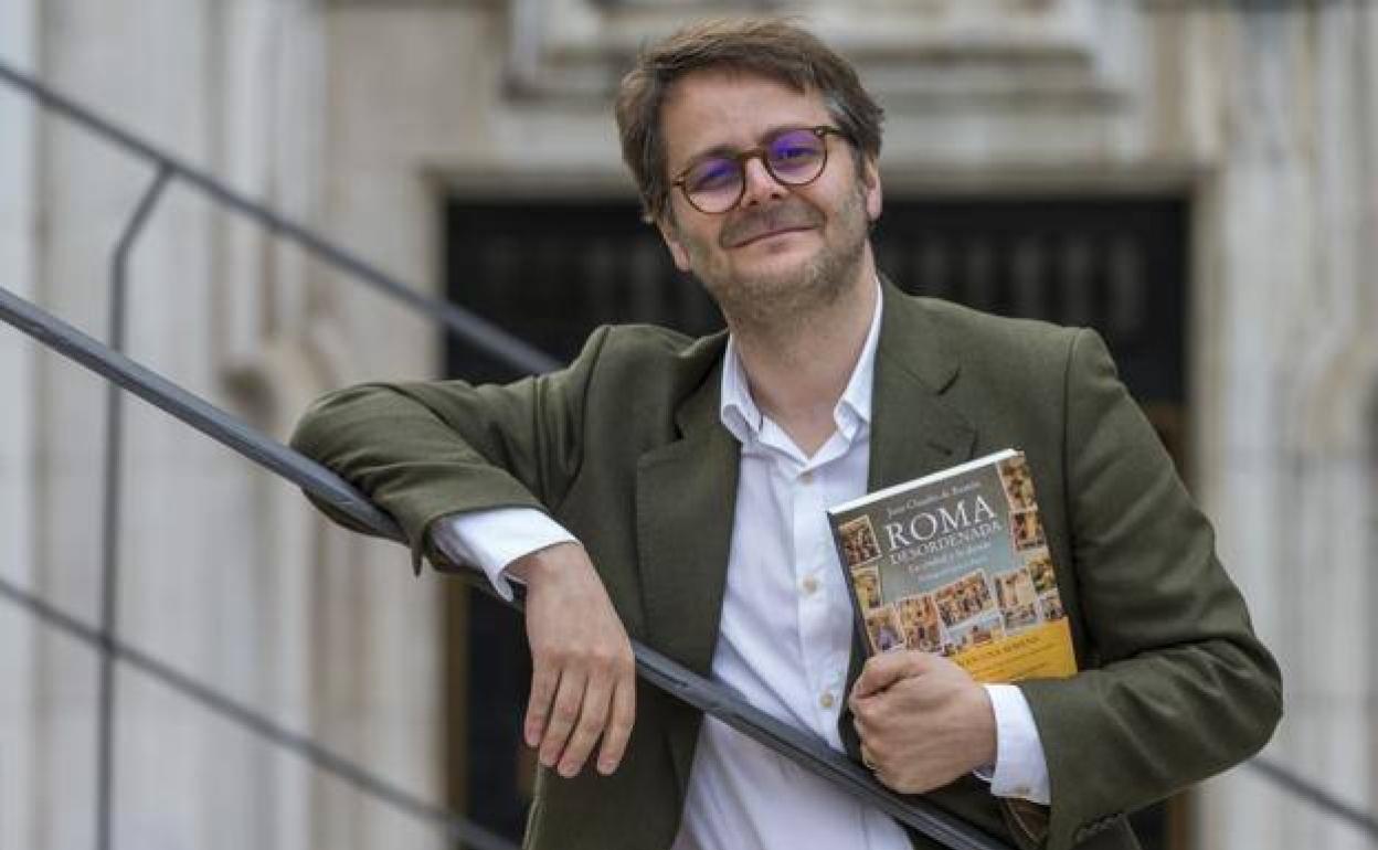 Juan Claudio de Ramón mezcla en su visión de Roma la literatura de viajes, la memoria personal, el diario y el ensayo.