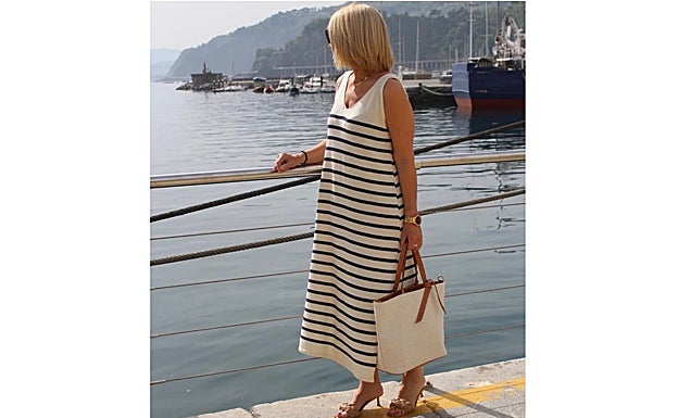 Vestido largo a rayas.