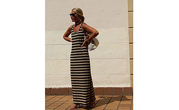 Vestido en beige y negro a rayas.