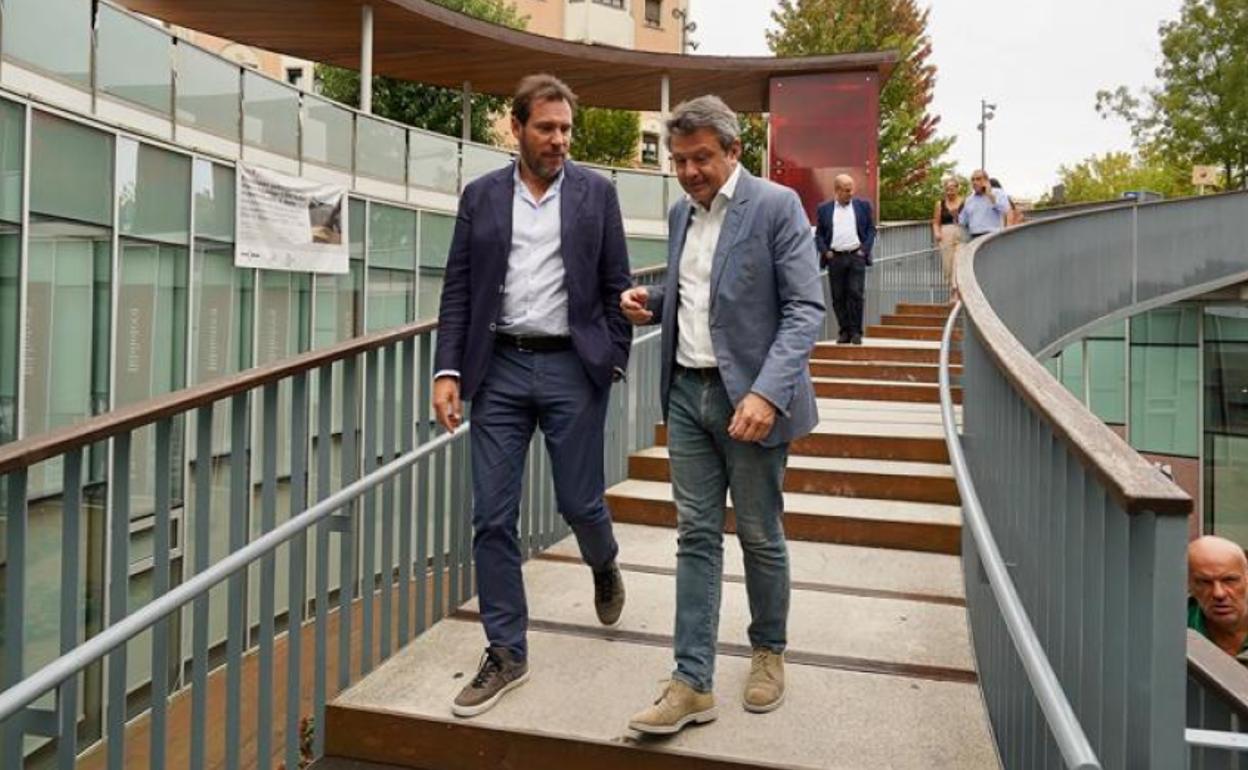 Óscar Puente y José Antonio Santano en la pasarela de acceso al centro cultural CBA. 