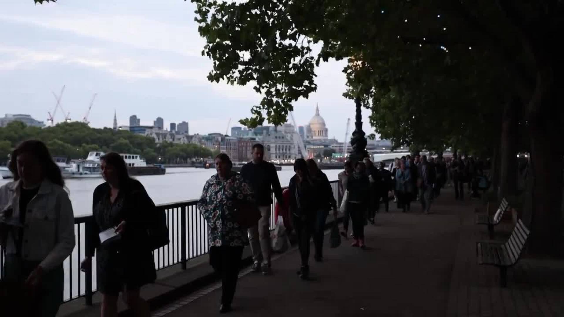 La cola para acceder a la capilla ardiente de Isabel II supera los 5 kilómetros