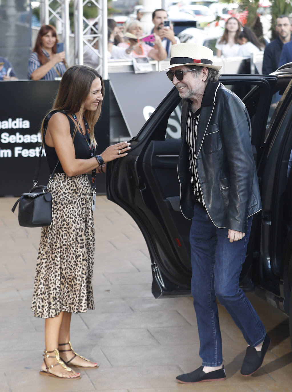 Joaquín Sabina llega a San Sebastián para presentar 'Sintiéndolo mucho', un retrato del compositor resultado de trece años de rodaje junto al director Fernando León de Aranoa 