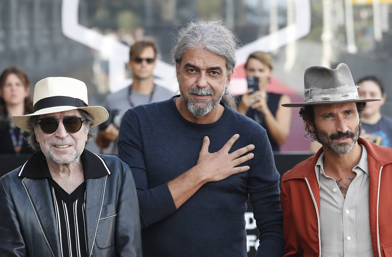 Joaquín Sabina junto al director Fernando León de Aranoa y el músico Leiva, encargado de poner música a 'Sintiéndolo mucho'