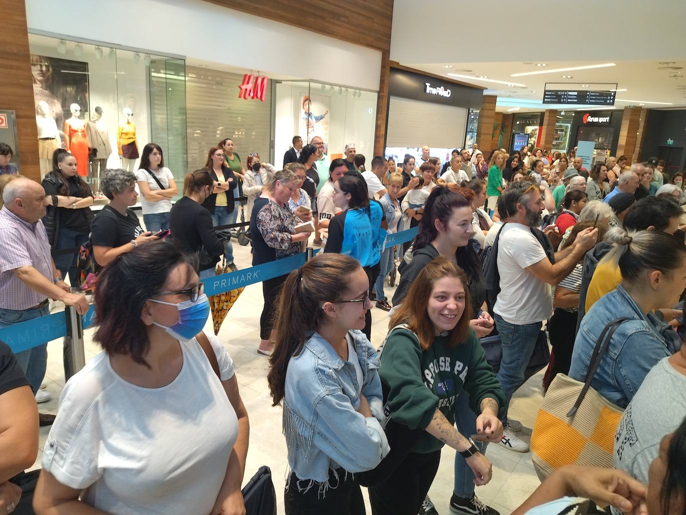 Fotos: Colas en el primer día Primark San Sebastián