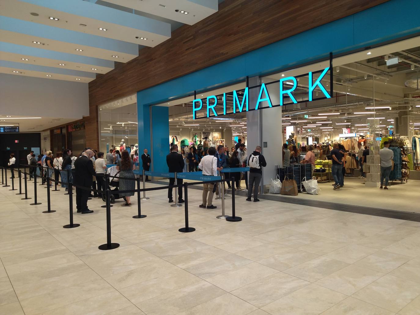 Fotos: Colas en el primer día Primark San Sebastián