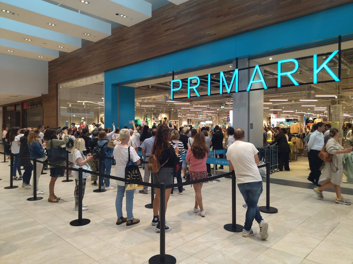 Fotos: Colas en el primer día Primark San Sebastián