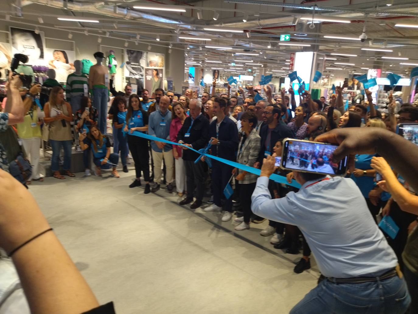 Fotos: Colas en el primer día Primark San Sebastián