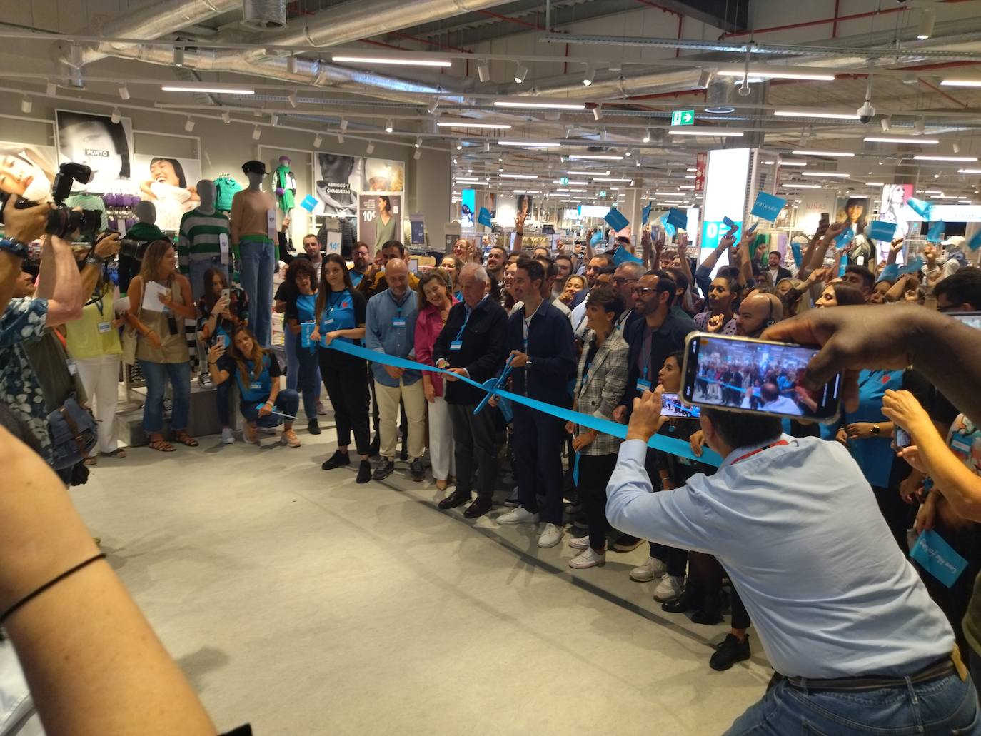 Fotos: Colas en el primer día Primark San Sebastián