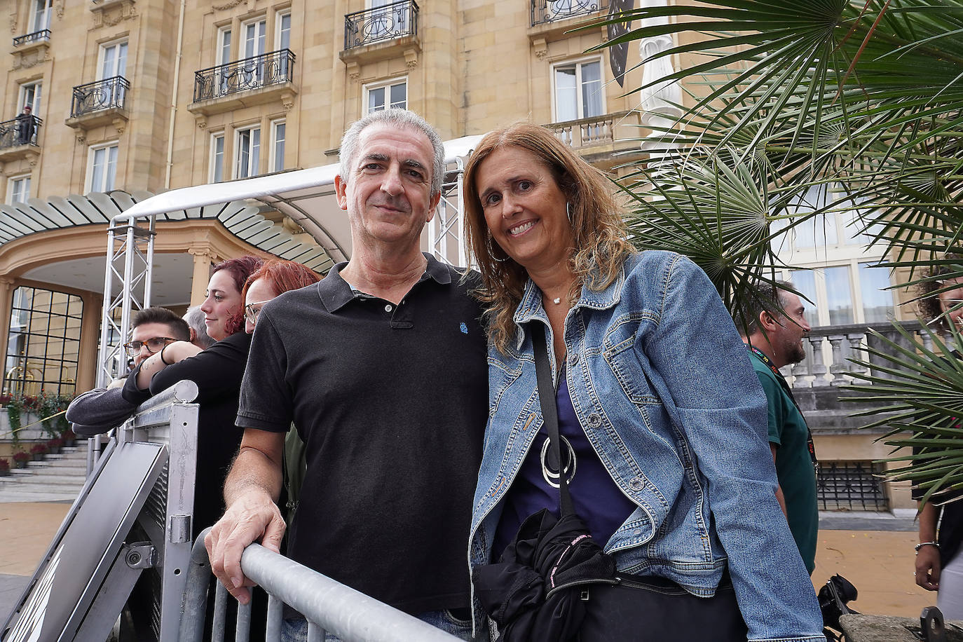 Cayetana Guillén Cuervo se fotografía con varios admiradores en la alfombra roja del Kursaal. 