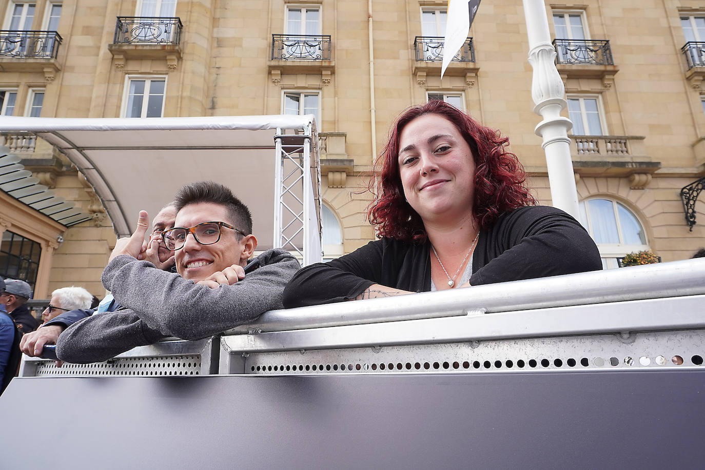 Cayetana Guillén Cuervo se fotografía con varios admiradores en la alfombra roja del Kursaal. 