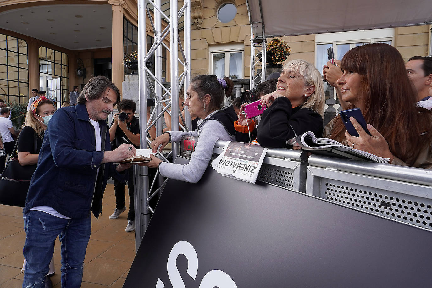 Cayetana Guillén Cuervo se fotografía con varios admiradores en la alfombra roja del Kursaal. 