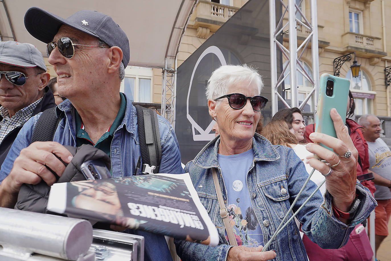 Cayetana Guillén Cuervo se fotografía con varios admiradores en la alfombra roja del Kursaal. 