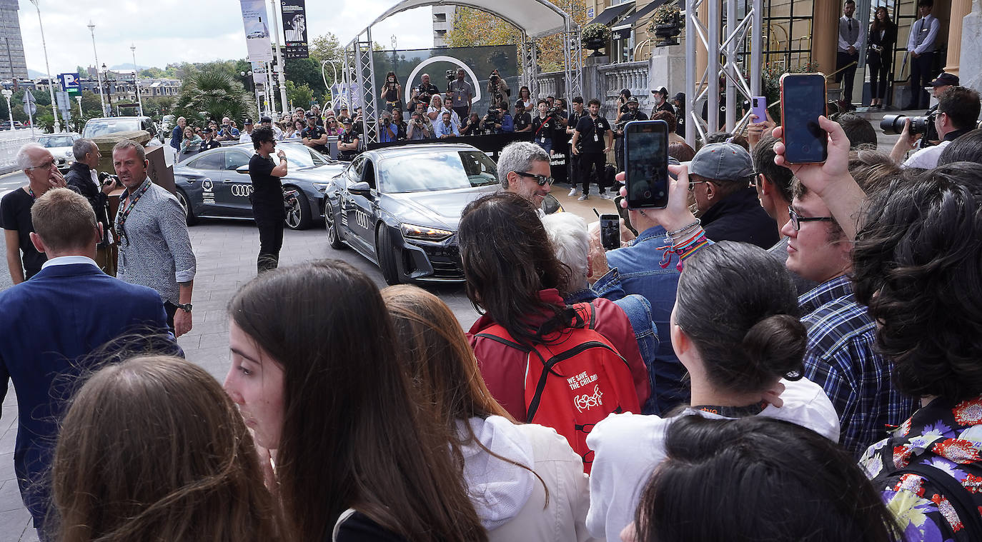 Cayetana Guillén Cuervo se fotografía con varios admiradores en la alfombra roja del Kursaal. 