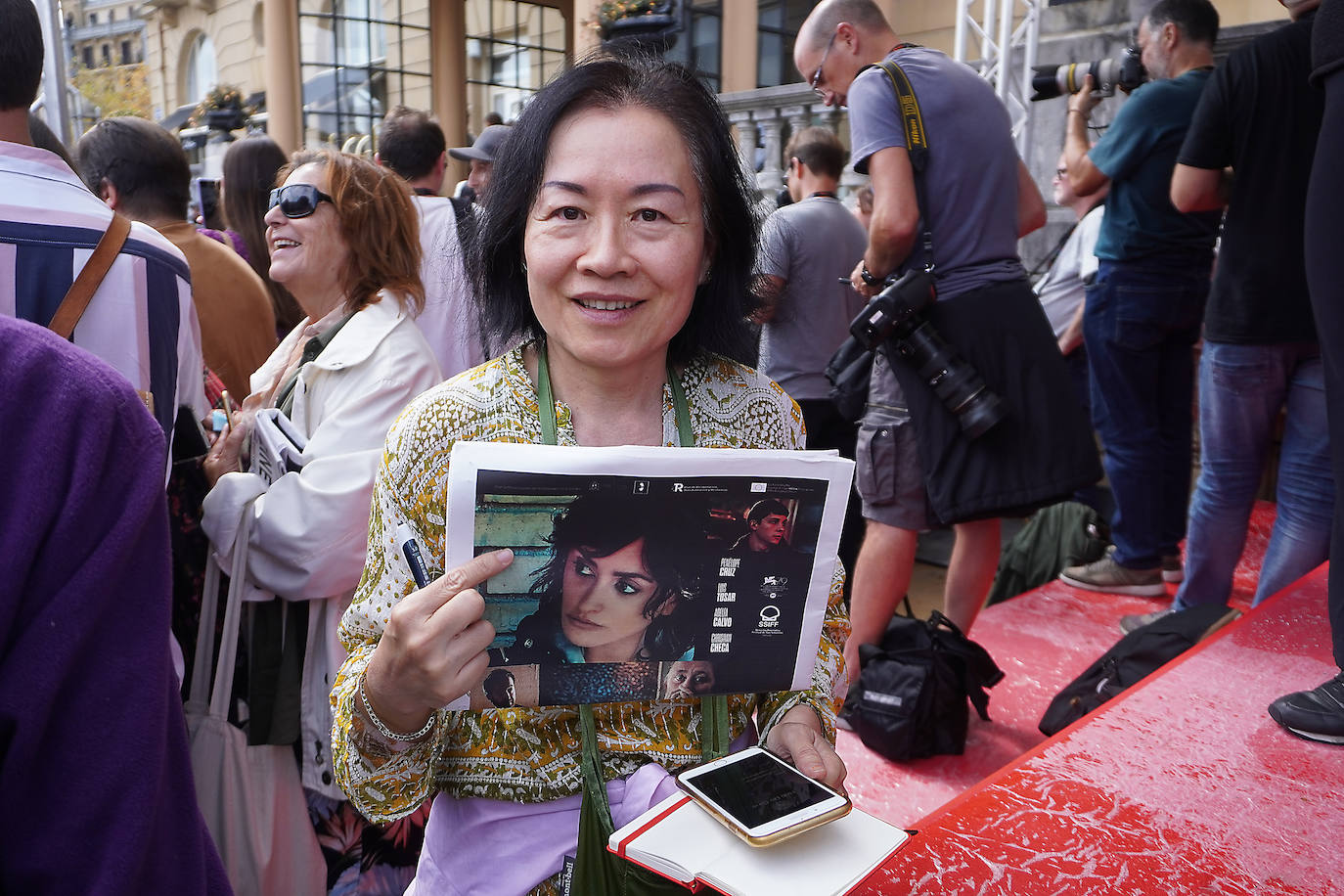 Cayetana Guillén Cuervo se fotografía con varios admiradores en la alfombra roja del Kursaal. 