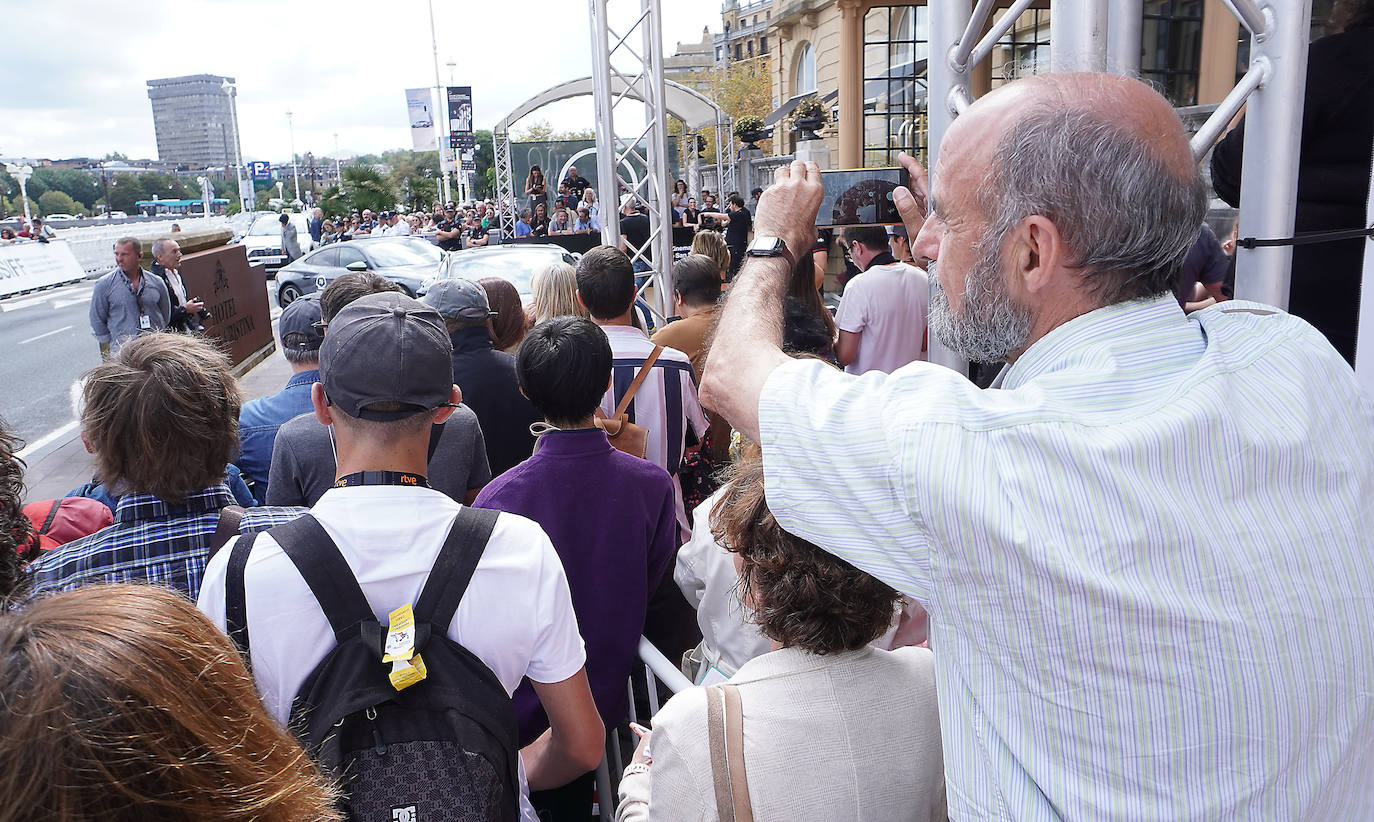 Cayetana Guillén Cuervo se fotografía con varios admiradores en la alfombra roja del Kursaal. 