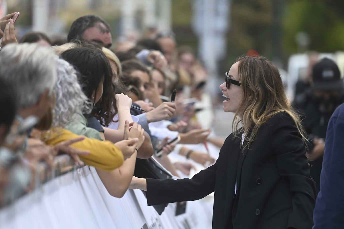 Cayetana Guillén Cuervo se fotografía con varios admiradores en la alfombra roja del Kursaal. 