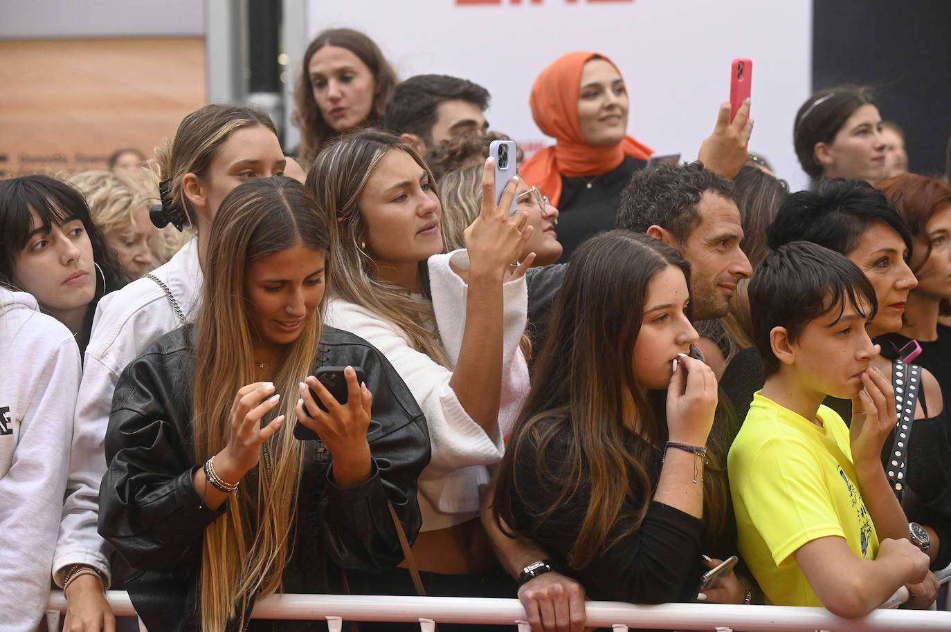 Cayetana Guillén Cuervo se fotografía con varios admiradores en la alfombra roja del Kursaal. 