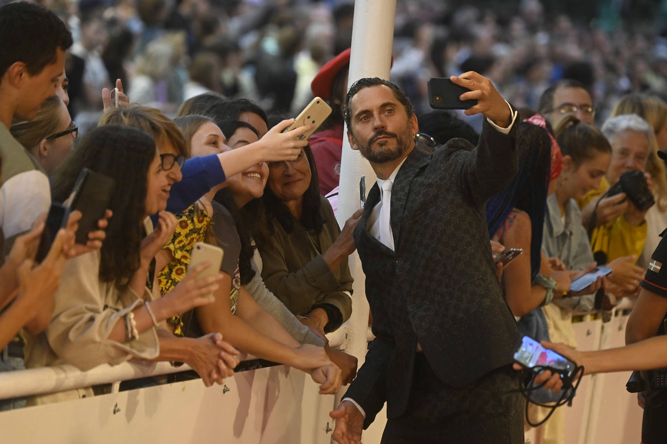 Cayetana Guillén Cuervo se fotografía con varios admiradores en la alfombra roja del Kursaal. 