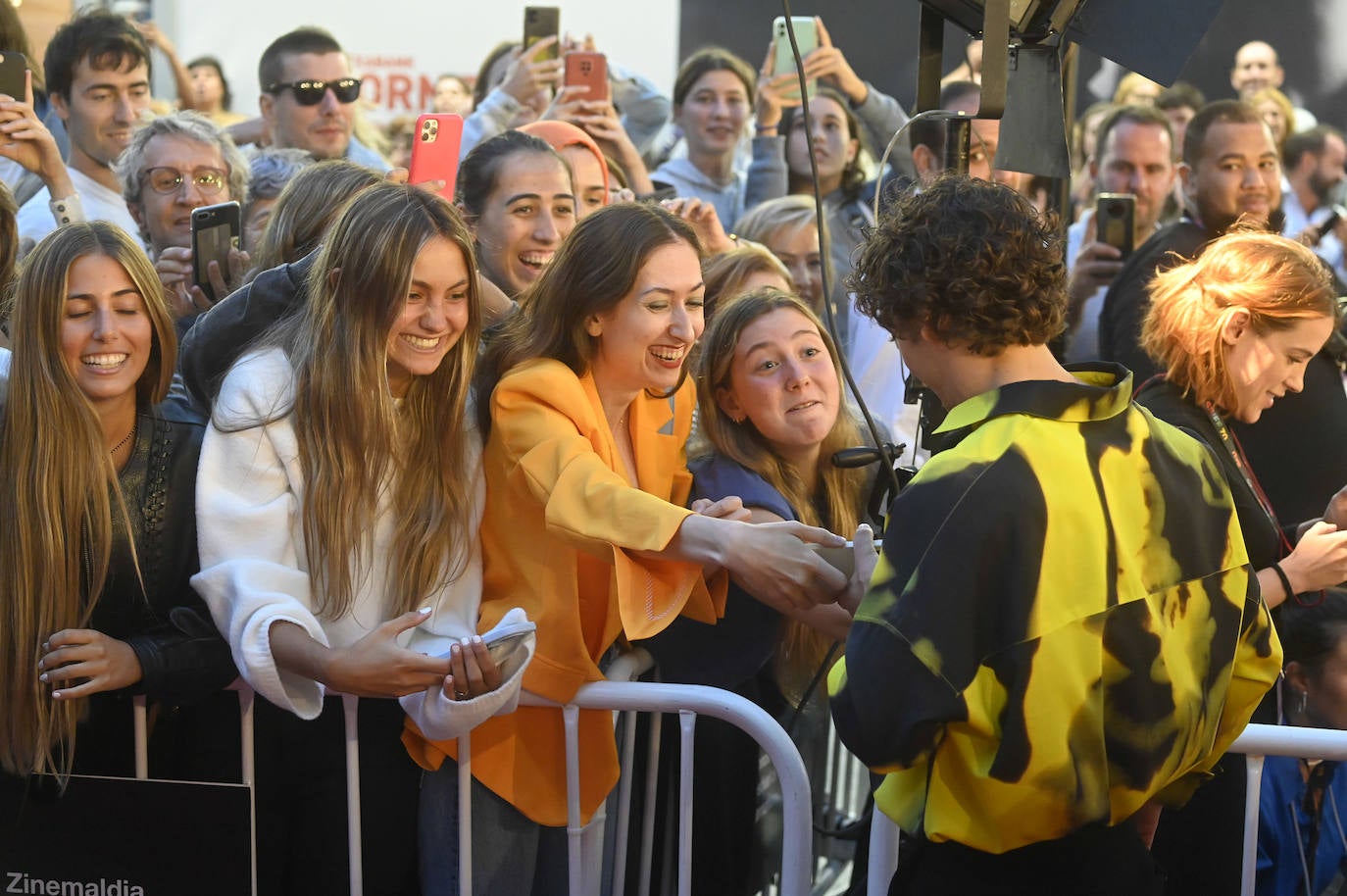 Cayetana Guillén Cuervo se fotografía con varios admiradores en la alfombra roja del Kursaal. 