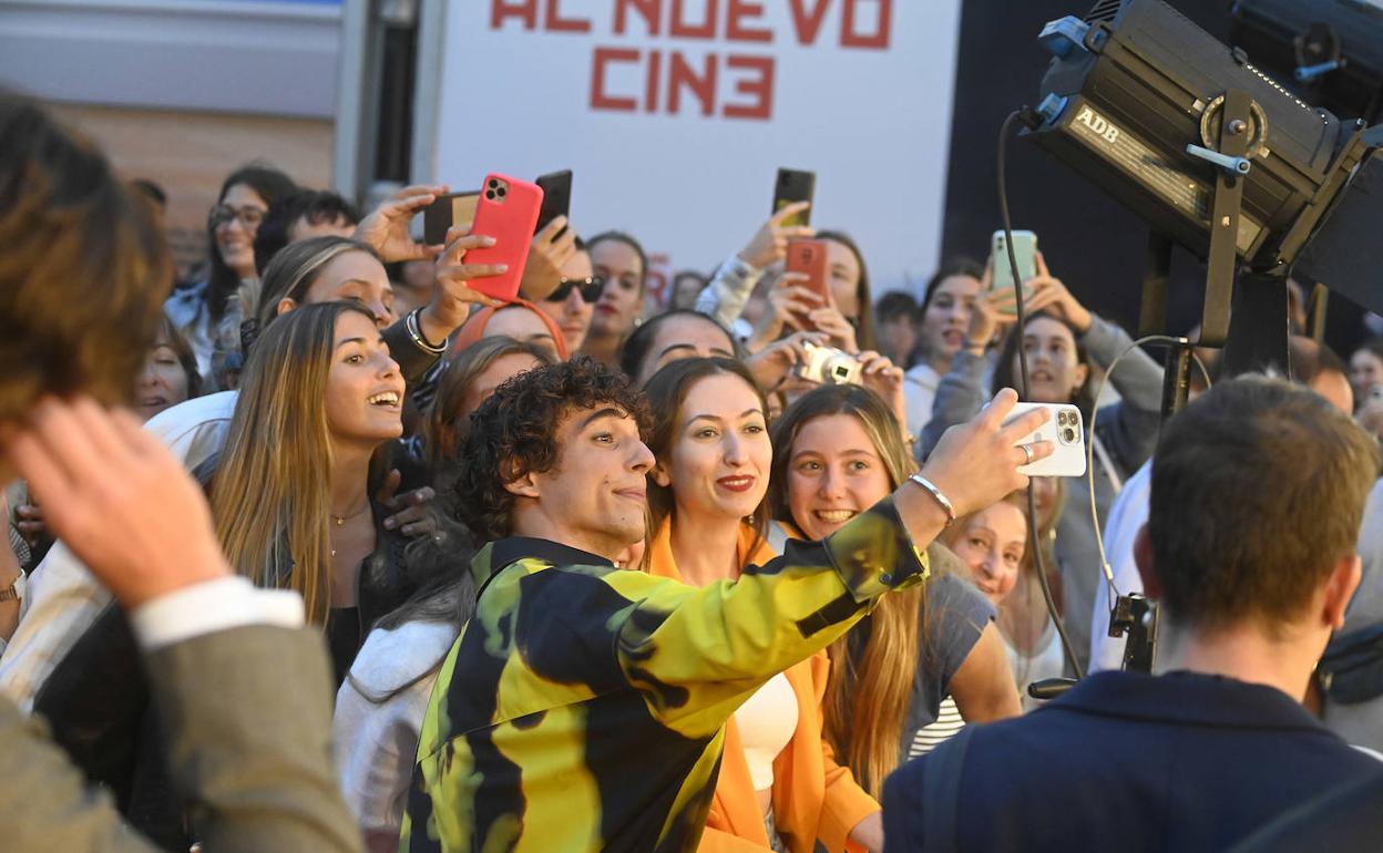 Miguel Herrán se fotografía con fans. 