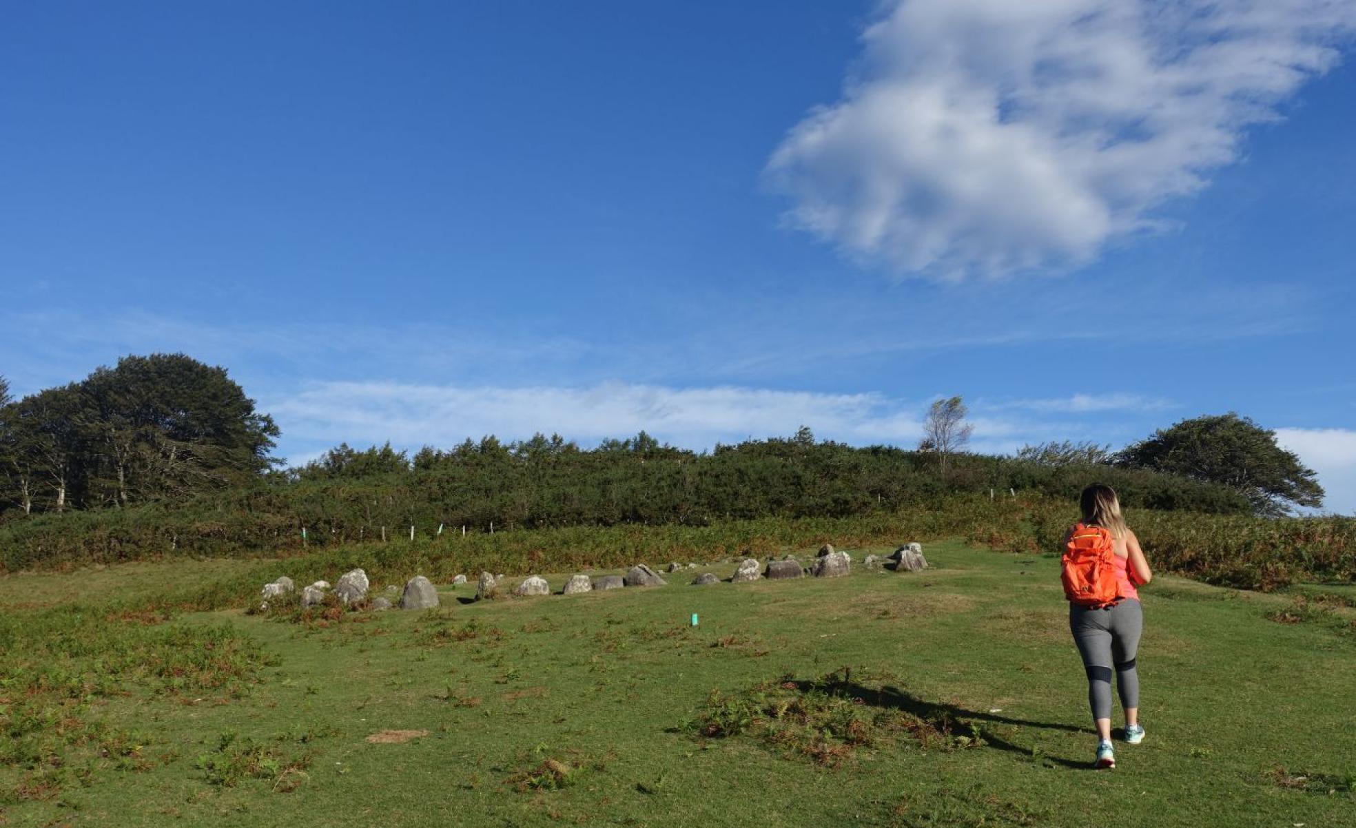 De camino a Basate se halla el enorme crómlech de Oianleku, perfectamente conservado