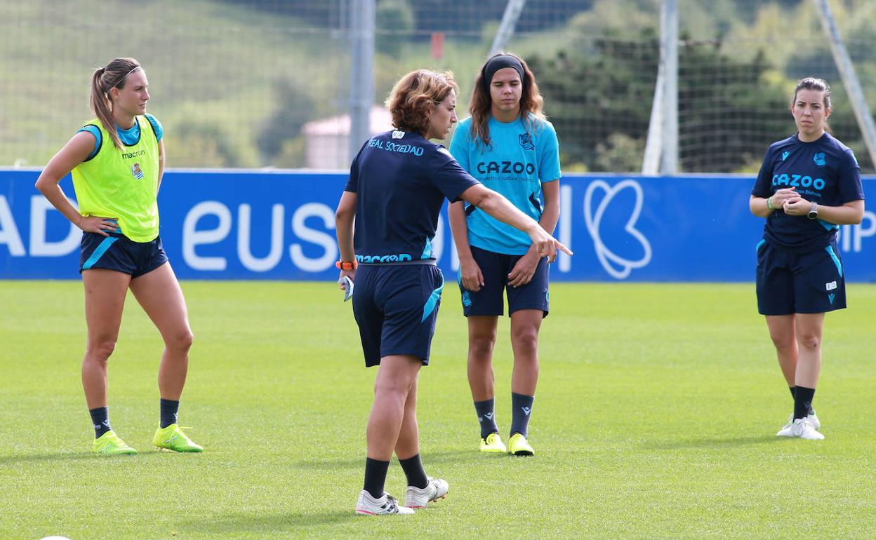 Natalia Arroyo da indicaciones durante un entrenamiento en Zubieta.